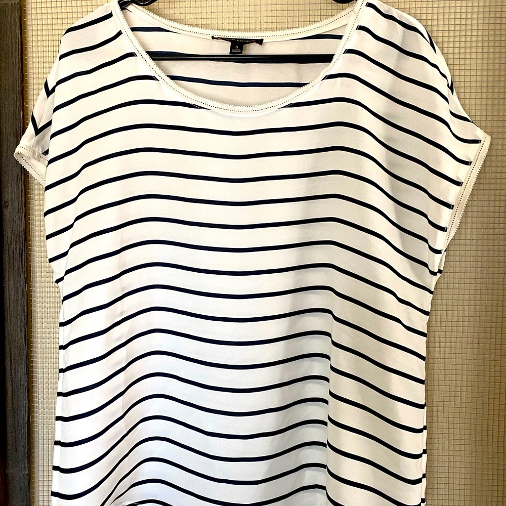 Black and white Banana Republic blouse